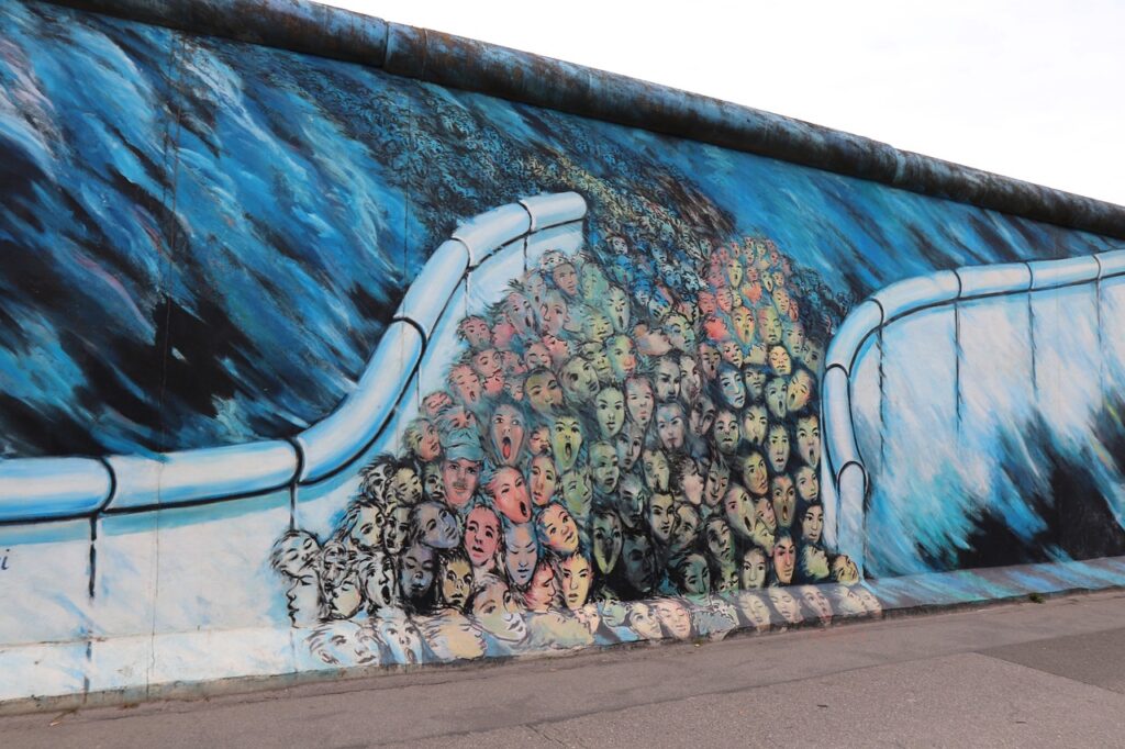 La East Side Gallery è il pezzo più lungo che è rimasto del muro di Berlino. Si trova sulla Mühlenstrasse, al lato del fiume Sprea, nel quartiere di Friedrichshain. Misura 1,3 km ed è interamente ricoperta di murales. Sono oltre cento, dipinti da artisti provenienti da ogni dove, che ne fanno la galleria d’arte all’aperto più grande del mondo.