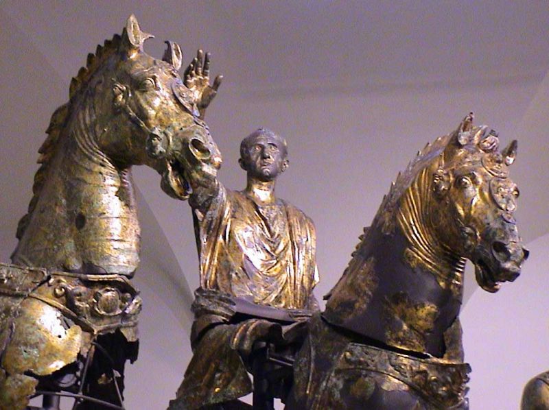 Bronzi dorati di Pergola scultura del cavaliere