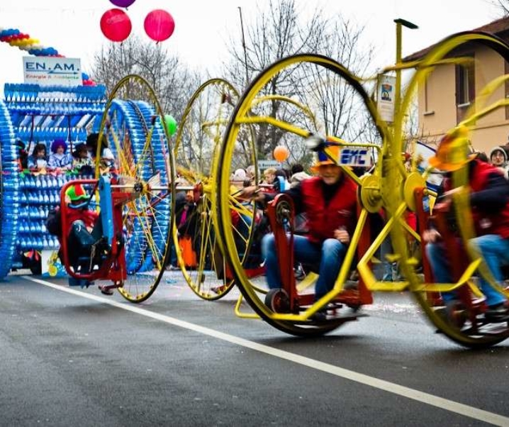 Carnevale dei Fantaveicoli di Imola: bizzarra sfilata su ruote