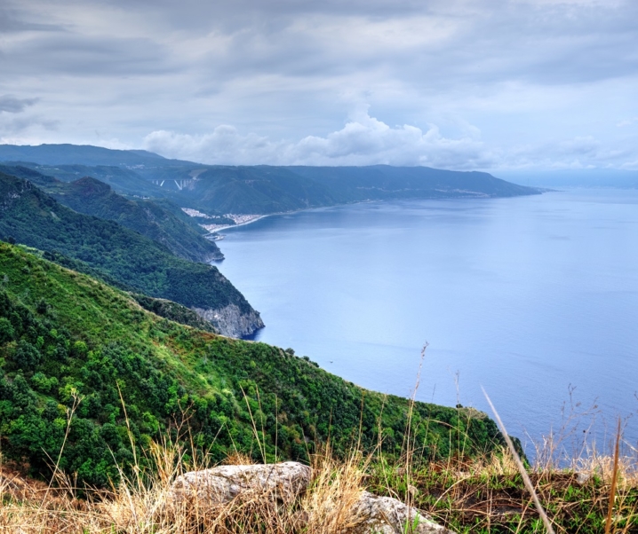 In Calabria sul Tracciolino, il sentiero a picco sul mare