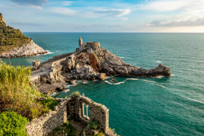 Chiesa di San Pietro a Porto Venere vista dall'alto tra rovine e mare