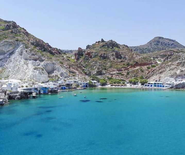 Vacanze sulle isole greche: quattro rifugi in cui si dorme a pelo d’acqua